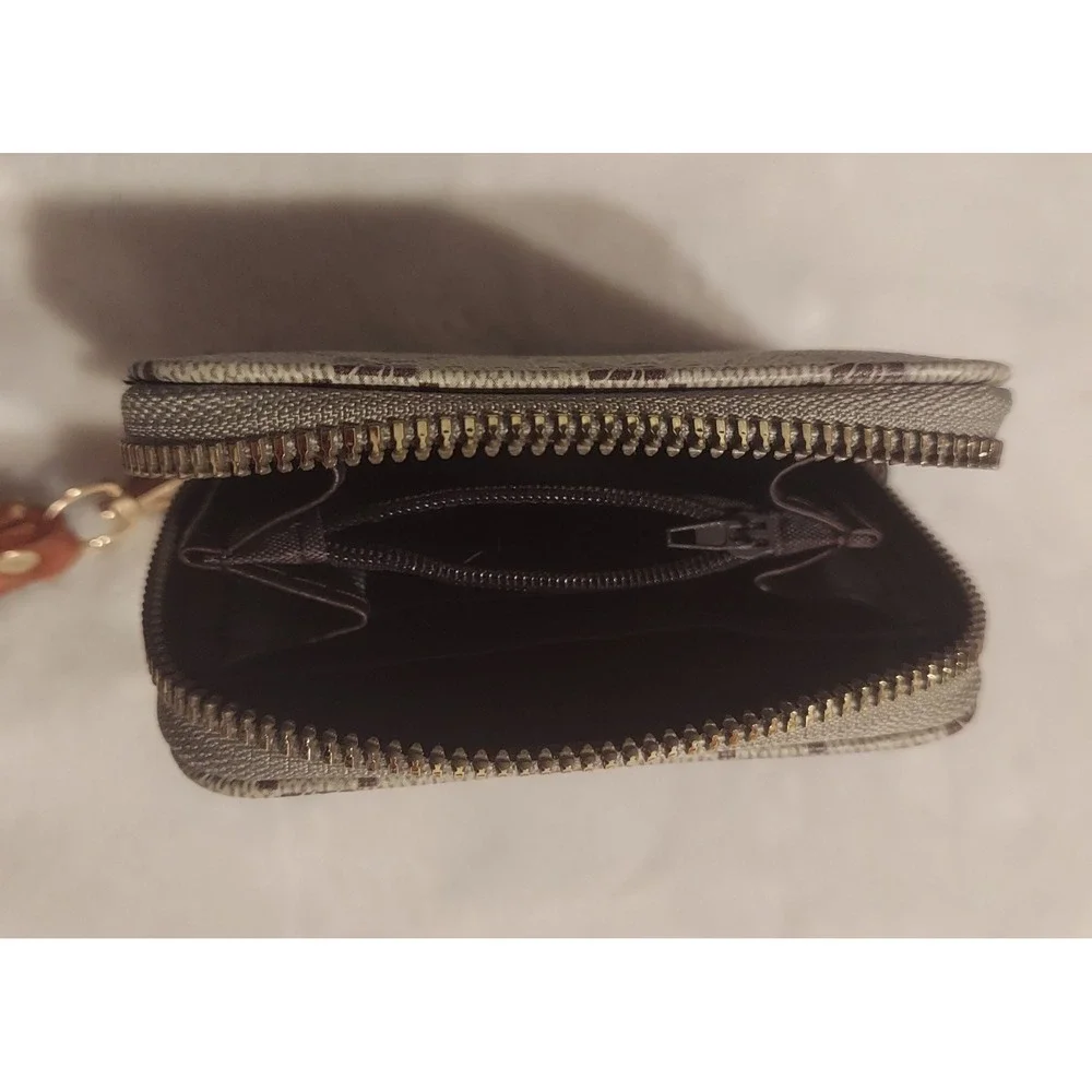 Park Avenue Collection Womens Tan & Brown‎ Pattern Small Wallet Wristlet NWOT